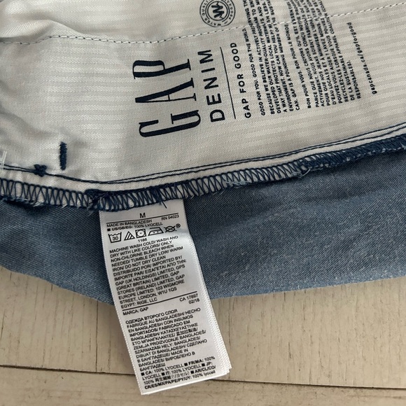 NWT Gap shorts with 3.5 inch inseam. - Picture 3 of 3